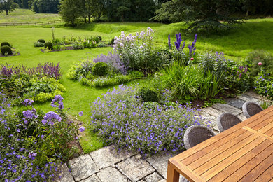 ウィルトシャーにあるお手頃価格の巨大なトラディショナルスタイルのおしゃれな庭の写真