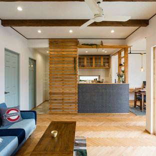 名古屋のビーチスタイルのおしゃれなLDK (白い壁、淡色無垢フローリング、ベージュの床) の写真