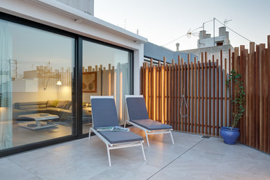 Imagen de terraza contemporánea en azotea con jardín vertical y toldo