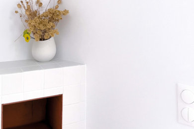 Idées déco pour une petite salle d'eau méditerranéenne avec un placard sans porte, des portes de placard rouges, une douche ouverte, WC suspendus, un carrelage multicolore, des carreaux de céramique, un mur blanc, carreaux de ciment au sol, un lavabo encastré, un plan de toilette en carrelage, un sol bleu, aucune cabine, un plan de toilette blanc, une niche, meuble simple vasque, meuble-lavabo encastré et un plafond décaissé.