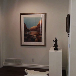 Idéer för att renovera en mellanstor vintage hall, med grå väggar, mörkt trägolv och blått golv