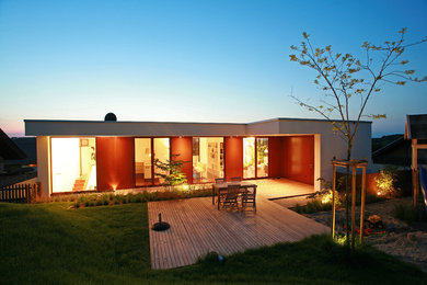 Große, Unbedeckte Moderne Terrasse hinter dem Haus mit Steg in Sonstige