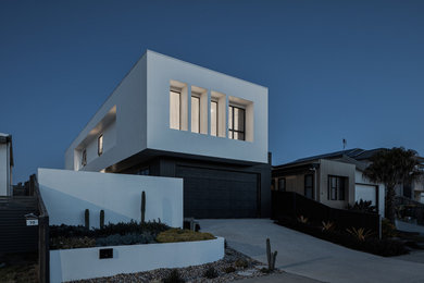 Modelo de fachada de casa blanca minimalista de tamaño medio de dos plantas con revestimientos combinados, tejado plano y tejado de metal