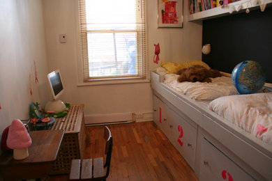 Inspiration for a contemporary kids' room remodel in Montreal
