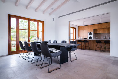Großes, Fernseherloses, Offenes Rustikales Wohnzimmer ohne Kamin mit weißer Wandfarbe, Marmorboden und beigem Boden in Essen
