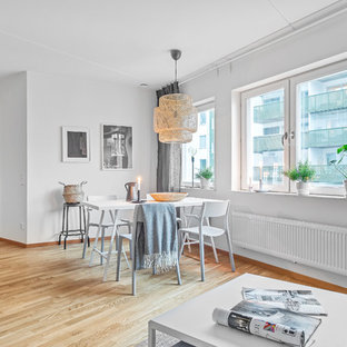 Idéer för en nordisk matplats med öppen planlösning, med vita väggar, ljust trägolv och beiget golv