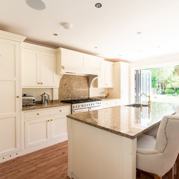 Magnolia Open-plan Modern Shaker Kitchen with walk-in-pantry