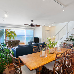 サンシャインコーストの中サイズのトロピカルスタイルのLDKの画像 (白い壁、無垢フローリング、暖炉なし)