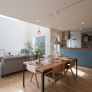 札幌のコンテンポラリースタイルのLDKの画像 (白い壁、淡色無垢フローリング、茶色い床)