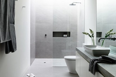 Design ideas for a contemporary bathroom in Seville.