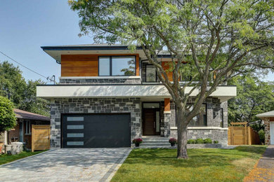 Imagen de fachada de casa multicolor y gris minimalista extra grande de dos plantas con revestimiento de piedra y tejado de teja de madera