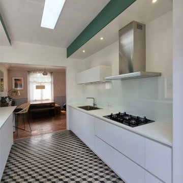 Rénovation cuisine blanche et vert menthe dans un intérieur Haussmannien
