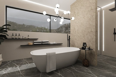 Foto de cuarto de baño único, de pie y gris y blanco de tamaño medio con bañera exenta, ducha a ras de suelo, paredes beige, suelo de mármol, aseo y ducha y suelo gris