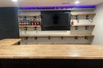 Home bar - home bar idea in Columbus