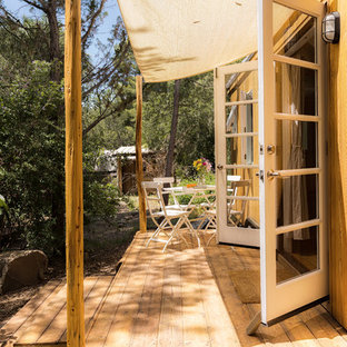 ロサンゼルスの小さいコンテンポラリースタイルのおしゃれなデッキ (オーニング・日よけ) の写真