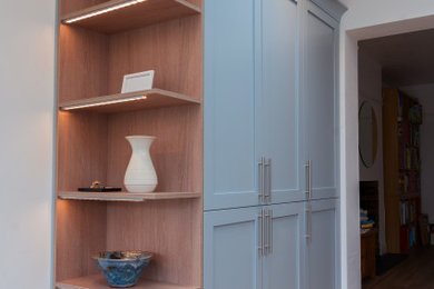 グロスタシャーにある高級な中くらいなコンテンポラリースタイルのおしゃれなキッチン (珪岩カウンター、白いキッチンカウンター) の写真