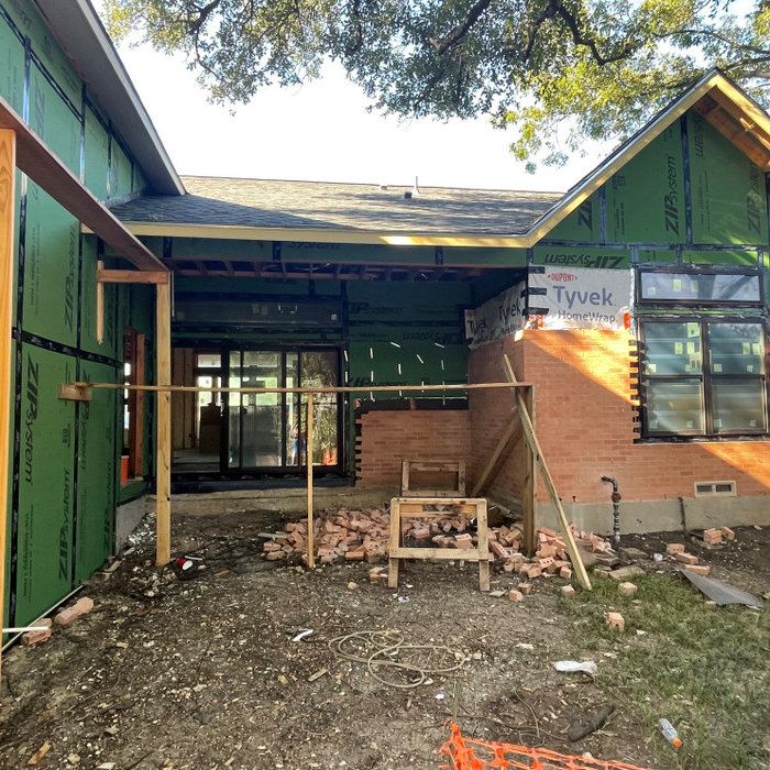 This is an example of a mid-century modern porch design in Dallas.