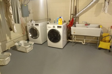 Foto de lavadero multiusos pequeño con paredes beige, suelo de cemento, lavadora y secadora juntas y suelo gris