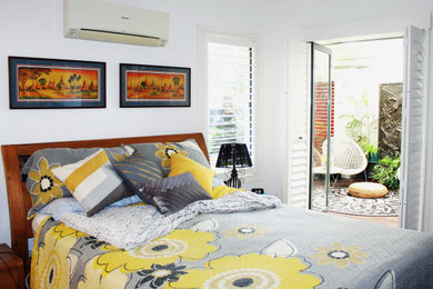 ゴールドコーストにあるコンテンポラリースタイルのおしゃれな主寝室 (グレーの壁、カーペット敷き、黒い床) のインテリア