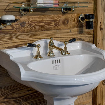 Waschtisch mit goldner Aramtur