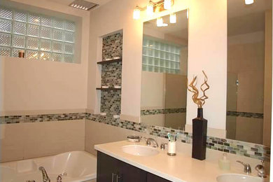 サクラメントにあるコンテンポラリースタイルのおしゃれな浴室の写真