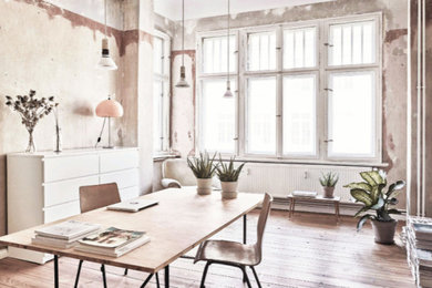 Mittelgroßes, Abgetrenntes Modernes Wohnzimmer mit hellem Holzboden in Berlin