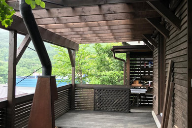 札幌にある低価格のカントリー風のおしゃれなウッドデッキ (アウトドアキッチン、張り出し屋根、木材の手すり) の写真