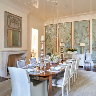 Idee per una sala da pranzo tradizionale chiusa con pareti multicolore, parquet scuro, camino classico, cornice del camino in pietra, pavimento marrone e pannellatura