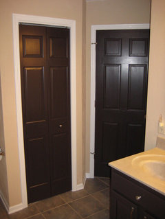 Painting Kitchen Cabinets White Here Is A Pic Of Trim Doors In My Master Bath I Painted Benjamin Moore Aura Satin Finish Chanitly Lace And Black Bean Soup
