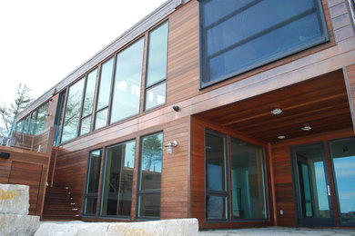 Photo of a contemporary home in Chicago.