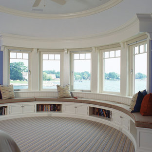 Пример оригинального дизайна: спальня среднего размера в морском стиле с синими стенами, ковровым покрытием и разноцветным полом без камина