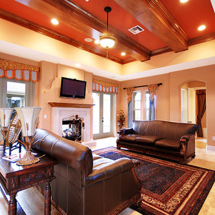 Mittelgroßes, Offenes Mediterranes Wohnzimmer mit Travertin, Tunnelkamin und Wand-TV in Orlando