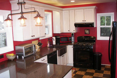 Kitchen - traditional kitchen idea in Portland