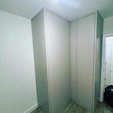 Integrated corner wardrobe