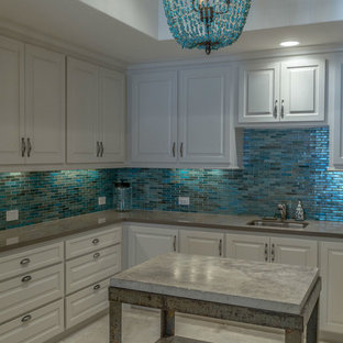 ダラスの大きいサンタフェスタイルのおしゃれな洗濯室 (アンダーカウンターシンク、レイズドパネル扉のキャビネット、白いキャビネット、クオーツストーンカウンター、青い壁、大理石の床) の写真