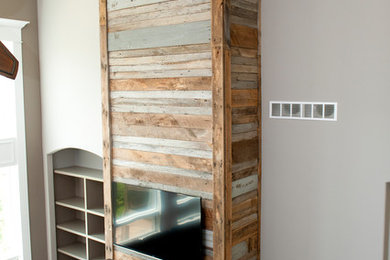 Foto de salón rústico grande con marco de chimenea de madera y televisor colgado en la pared