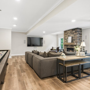 75+ Keller mit Kaminumrandung aus gestapelten Steinen und braunem Boden