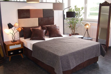 Imagen de dormitorio tipo loft romántico de tamaño medio con suelo vinílico