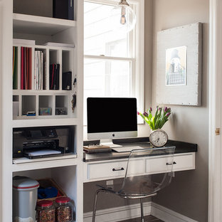 Idéer för mellanstora vintage arbetsrum, med grå väggar, klinkergolv i keramik och ett inbyggt skrivbord