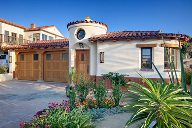 Beach style home design photo in Orange County