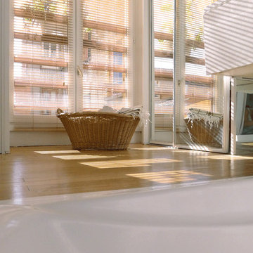 Une salle de bain avec baignoire encastrée