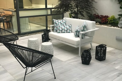 Ejemplo de terraza moderna pequeña en patio trasero