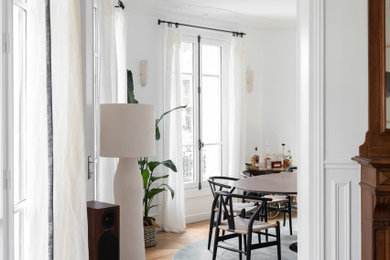 Exemple d'une petite salle à manger tendance en bois avec un mur blanc, parquet clair, une cheminée standard, un manteau de cheminée en bois, un sol marron et un plafond en bois.