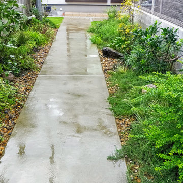 芝生と自然風植栽の庭