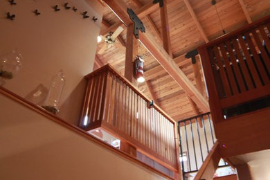 На фото: большая п-образная деревянная лестница в стиле рустика с деревянными ступенями с