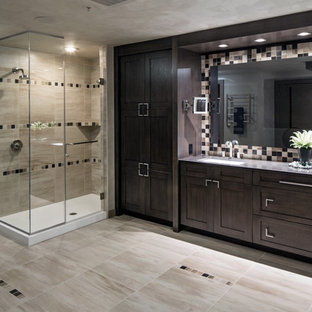 Bäder mit Schrankfronten mit vertiefter Füllung und Zink-Waschbecken