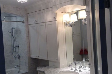 Foto de cuarto de baño principal clásico de tamaño medio con armarios con paneles empotrados, puertas de armario amarillas y encimera de mármol