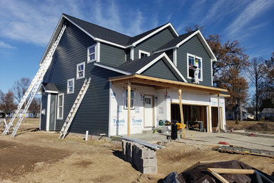 Mittelgroßes, Zweistöckiges Rustikales Einfamilienhaus mit Faserzement-Fassade und grauer Fassadenfarbe in St. Louis