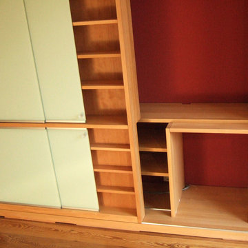 Bücherwand mit 2 Ebenen, Schrankteil mit Glas-Schiebetüren