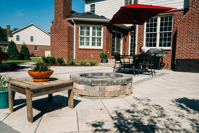 Photo of a modern patio in Detroit.